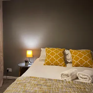  Apartment Vintage 3 Bedroom House Near Catford - 1 Double Bed, 3 Single Beds, Max 5 People United Kingdom