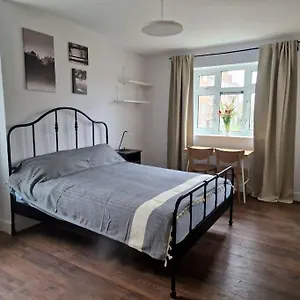 Ozan's Flat Double Bedroom-1, Sharing Kitchen And Bath Apartment